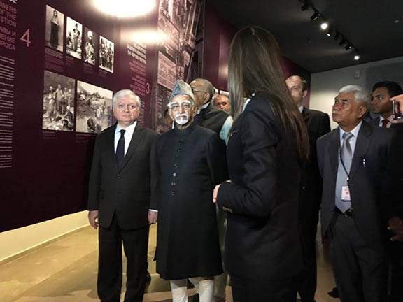 Ansari tours the Armenian Genocide Museum (Photo: The Armenian Genocide Museum-Institute)