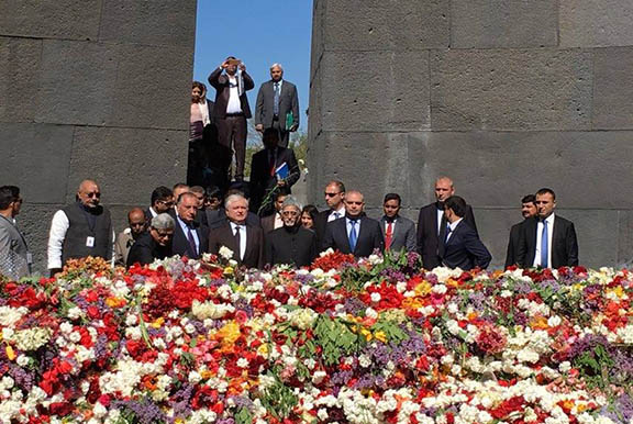 Vice President of India Hamid Ansari visits the Armenia Genocide Memorial Complex on April 25, 2017 in Yerevan (Photo: The Armenian Genocide Museum-Institute)