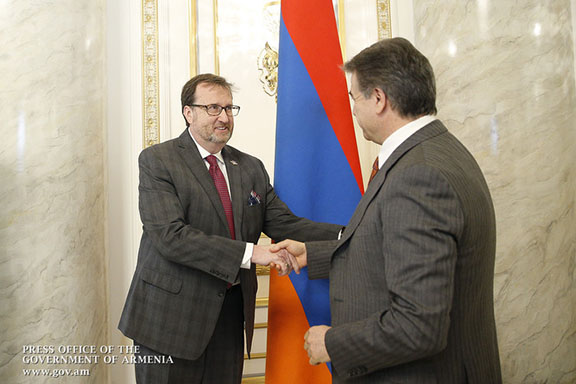 Prime Minister Karen Karapetian (right) meets with US Ambassador to Armenia Richard Mills on May 19, 2017 (Photo: Press Office of the Government of Armenia)