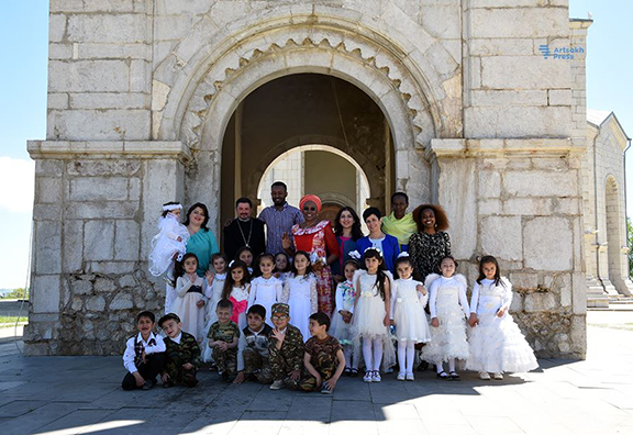 Barankitse visits children of Shushi's Narekatsi Art Institute (Photo: Artsakhpress)