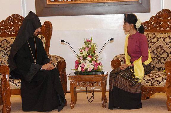 Her Excellency Daw Aung San Suu Kyi holds talks with Very Reverend Father Zaven Yazichyan in Nay Pyi Taw