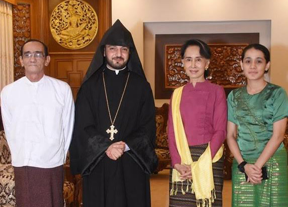 Daw Aung San Suu Kyi and Father Zaven Yazichyan with Richard Minus and Yadana Handi (Photo: MNA)