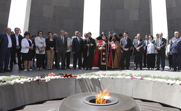 Armenian officials, representatives of the Greek Embassy in Armenia and the Greek community visited the Tsitsernakaberd memorial on May 19 to pay tribute to the memory of victims of the Pontian Greek genocide (Photo: National Assembly of Armenia)