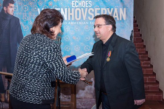 Minister of Diaspora Hranush Hakobyan presents the Boghos Noubar Medal to American University of Armenia lecturer Raffi Meneshian on April 20 in Yerevan (Photo: American University of Armenia)