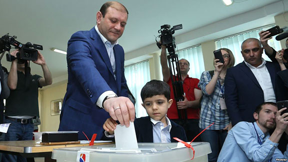 Candidate for the Mayor of Yerevan Taron Margaryan votes during the local city council elections in Yerevan, Armenia (Photo: Photolur)