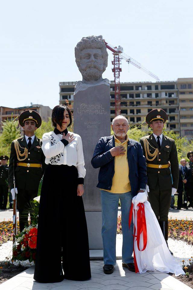 (From left to right) Krpeyan’s daughter Aspram and sculptor Levon Tokmajyan stand in front of the newly unveiled bust (Photo: yerevan.am)