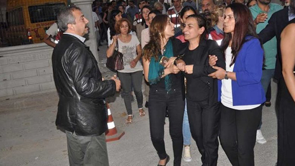A devastated Aysel Tugluk, out of prison with special permission, was consoled by fellow politicians at the cemetery. (Photo: DHA)
