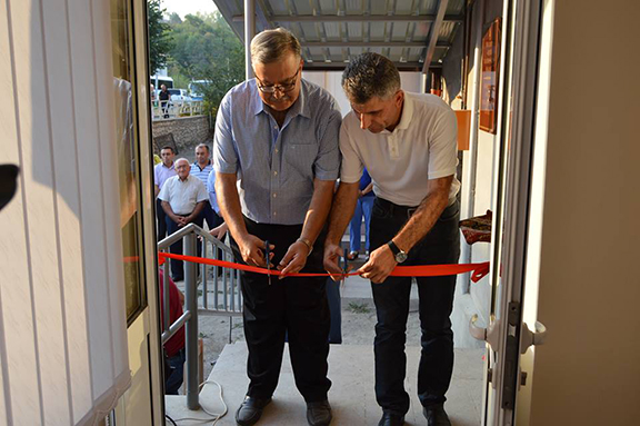 (L to R) ARF Bureau member Hagop Der Khatchadourian and ARF Artsakh Central Committee Chairperson Davit Ishkhanyan cut the ceremonial ribbon to the ARF Vahan Navasardian Center (Photo: Aparaj)