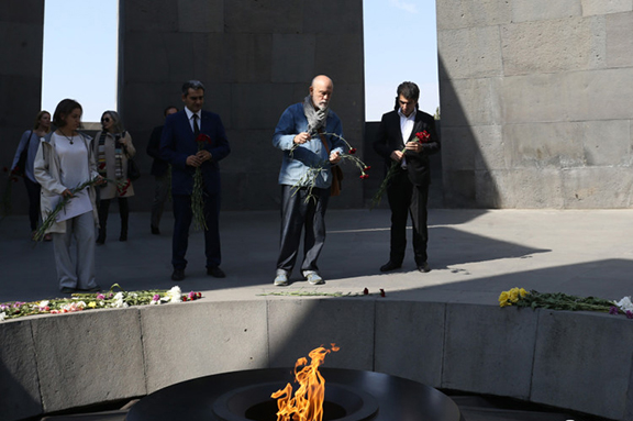 American actor, director, and producer John Malkovich at the eternal flame of the Armenian Genocide Memorial Complex (Photo: AGMI)