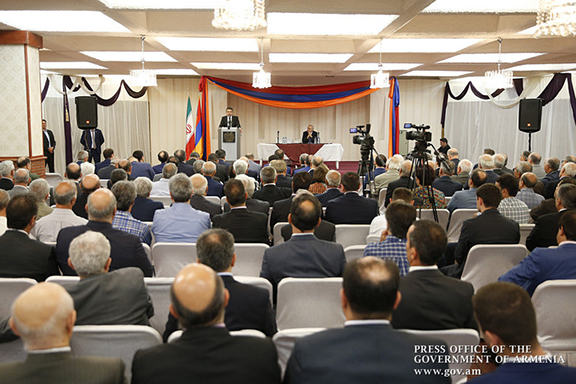 Karapetian addressing the Armenian community of Iran at the Ararat Sports and Cultural Complex.(Photo: Press Service of the Government of Armenia)