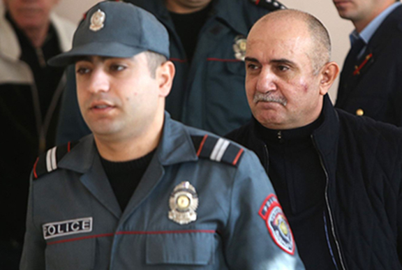 Former Karabakh defense minister Samvel Babayan (r) at a courtroom in Yerevan on November 20