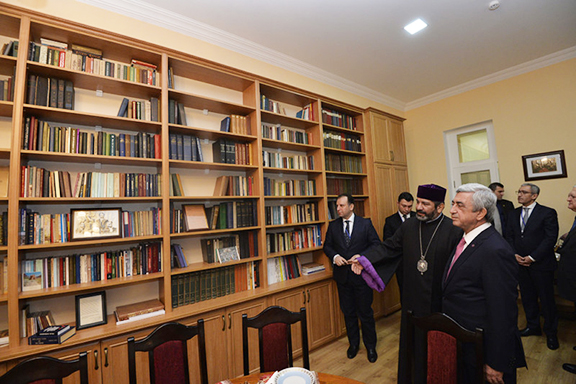 President Sarkisian tours Hovhanes Toumanian's library in Tbilisi