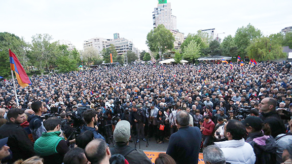 Yelk Party Nikol Pashinyan speaks  during a protest organized by 'My Step' and '#merjirserjin' initiatives at Liberty Square in Yerevan on Friday (Photo by Photolure)