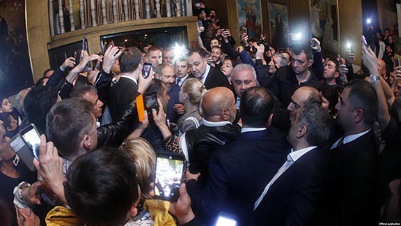 An enthusiastic crowd of Armenian supporters in Sochi greet Pashinyan