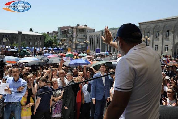 Prime Minister Nikol Pashinyan addressing a crowd in Meghri.