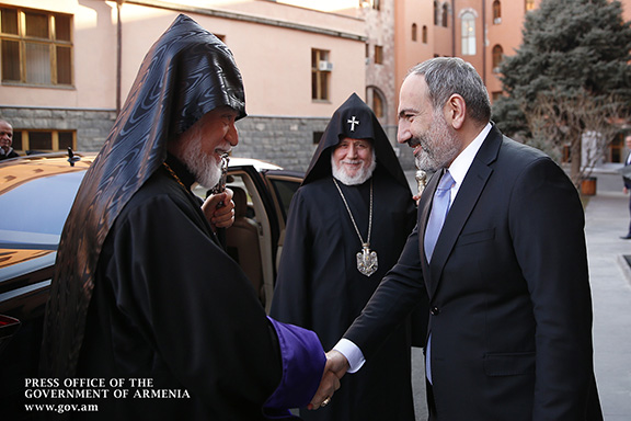 Prime Minister Nikol Pashinyan greets Catholico Aram I, with Catholicos Karekin II in the background on Feb. 22, 2019