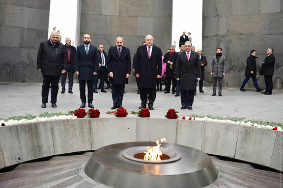 Armenia's leaders visit Dzidzernagapert on International Day of Commemoration of Genocide Victims