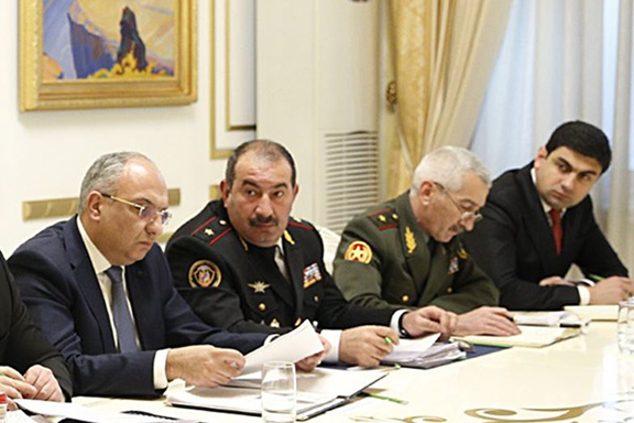 Generals Artur Baghdasaryan (eenter) and Aleksan Aleksanyan (second from right) at a meeting with Prime Minister Nikol Pashinyan in Yerevan, February 17, 2020.