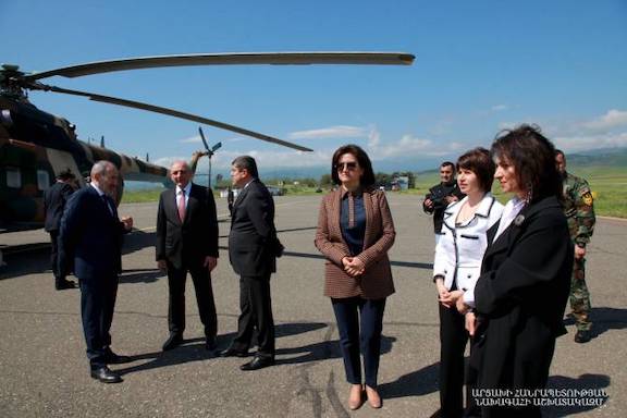 Greeting Prime Minister Nikol Pashinyan at the Stepanakert Airport