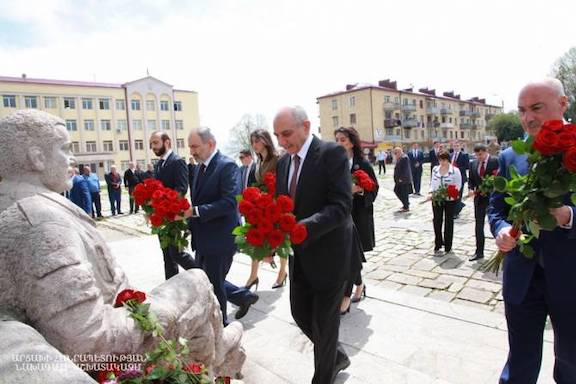 Artsakh President Bako Sahakian and Prime Minister Nikol Pashinyan lay wreaths at the Stepanakert memorial