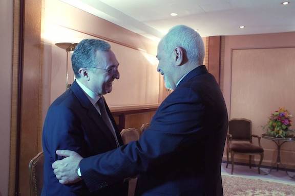 Armenia's Foreign Minister Zohrab Mnatsakanyan (left) greets his Iranian counterpart Mohammad Javad Zarif in Munich in 2019