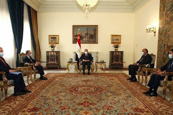 Egypt's Presidet Abdel Fattah El-Sisi (center) welcomes foreign minister Zohrab Mnatsakanyan